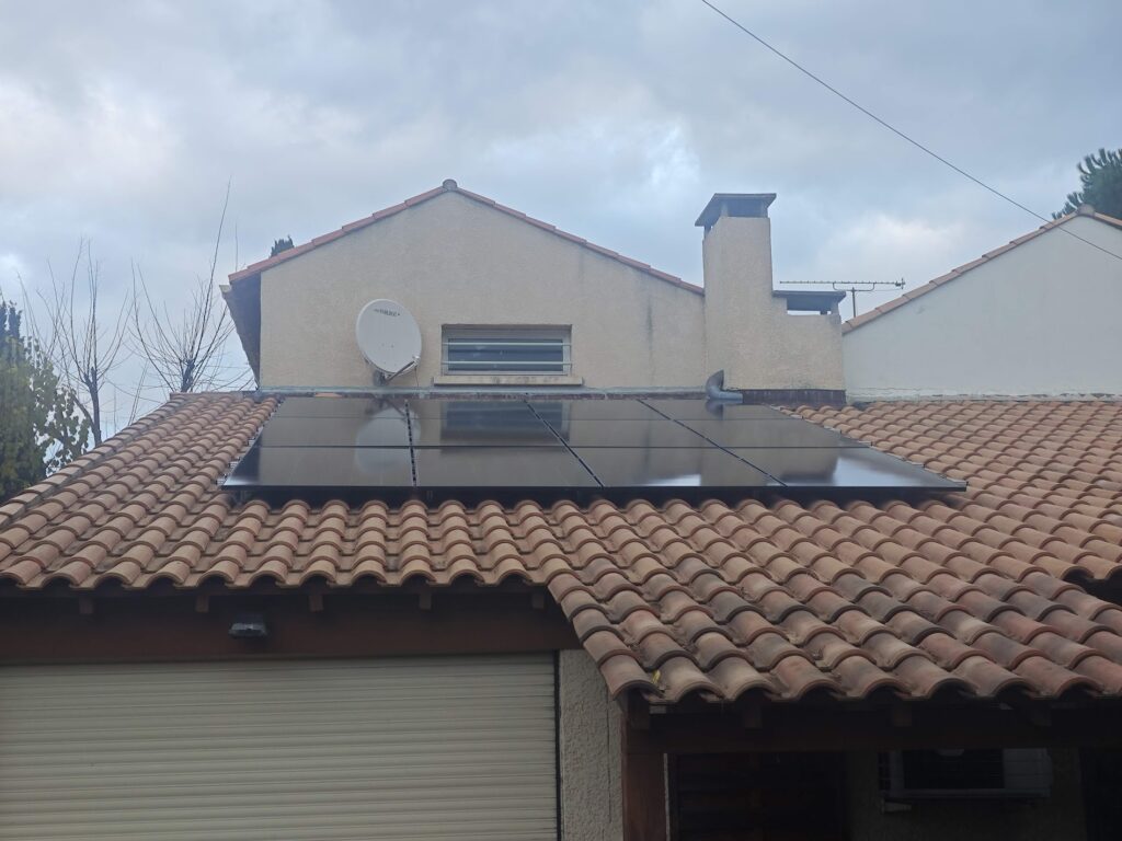 Panneaux solaires photovoltaïques posés sur une toiture en tuiles