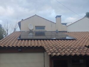 Panneaux solaires photovoltaïques posés sur une toiture en tuiles