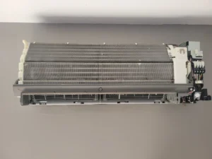 Ancienne unité intérieure de climatisation déposée, échangeur à nu, avant son remplacement
