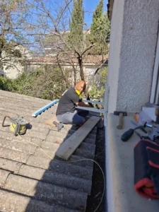 Frigoriste Solar&Clim en intervention sur une toiture en plein soleil dans l’Hérault