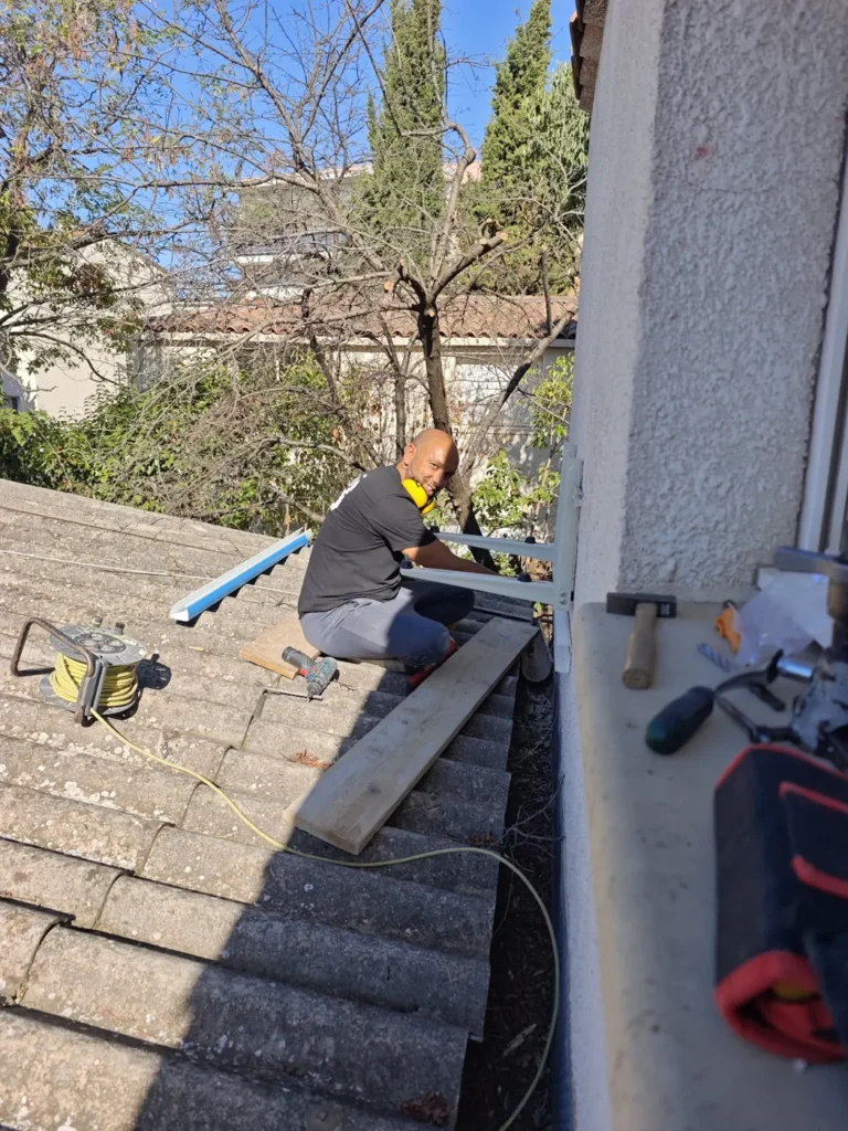 Frigoriste Solar&Clim en intervention sur une toiture en plein soleil dans l’Hérault
