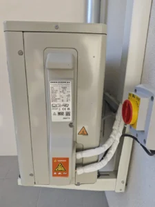 Unité extérieure et son interrupteur de proximité, premier réflexe quand la clim est en panne