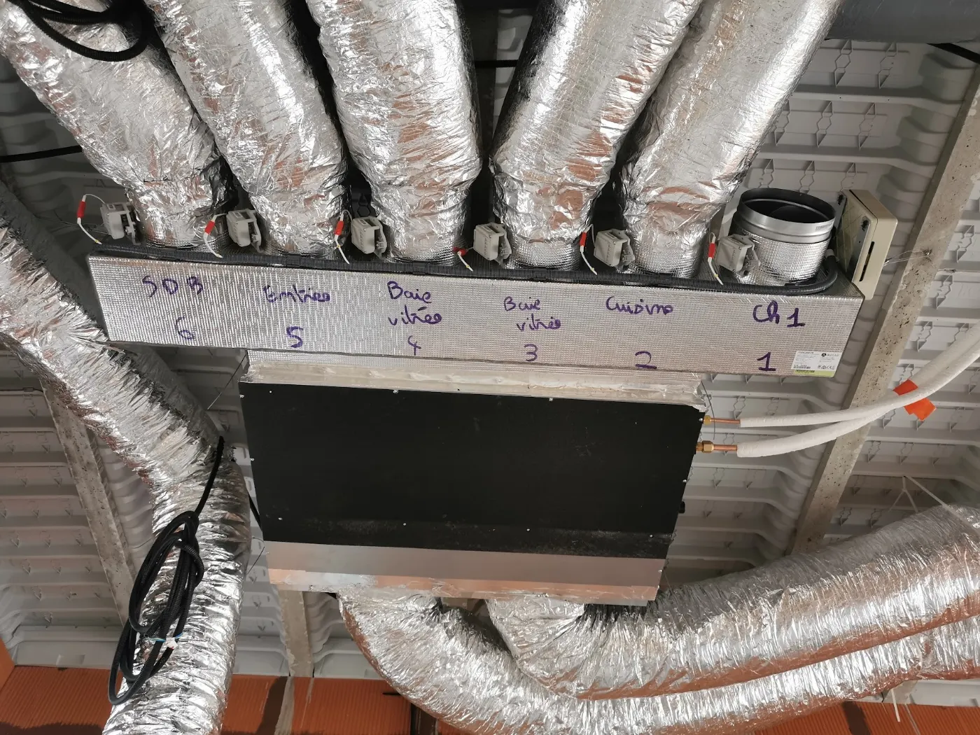 Plénum et gaines isolées d’une clim gainable installée dans les combles