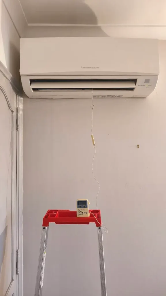 Unité murale de climatisation Mitsubishi Electric et sa télécommande lors de la mise en service