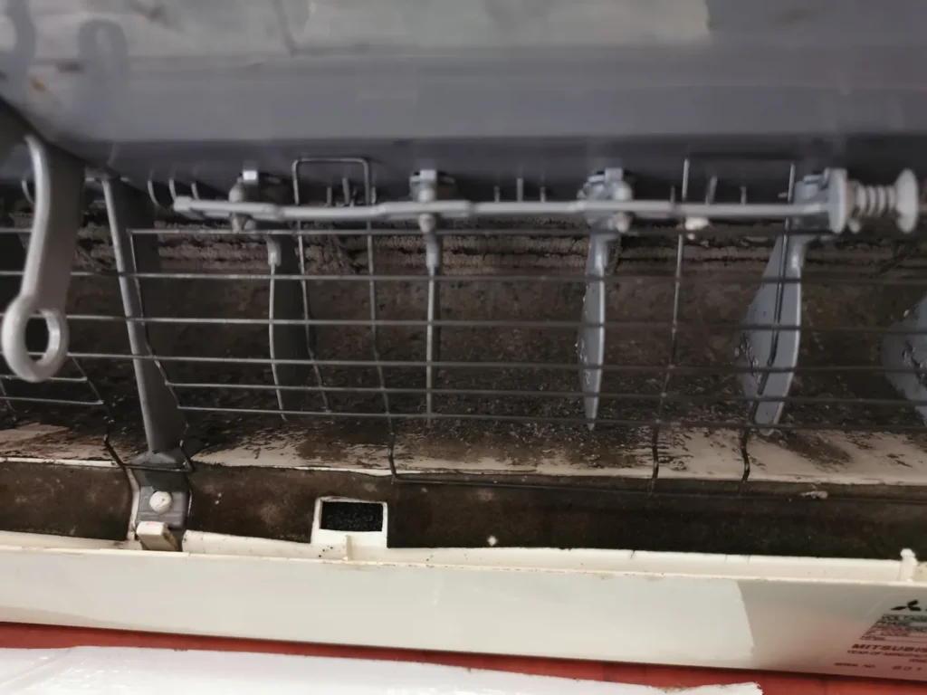Moisissures sur les volets de soufflage d’une clim qui sent mauvais