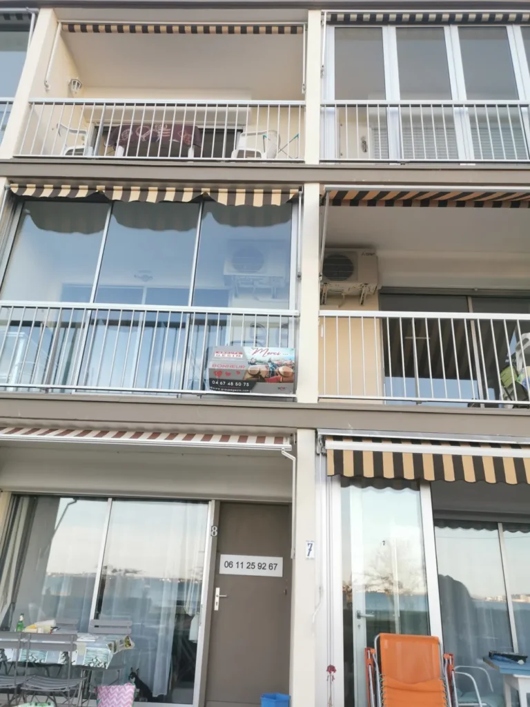 Façade d’immeuble à balcons où une climatisation d’appartement a été posée en loggia