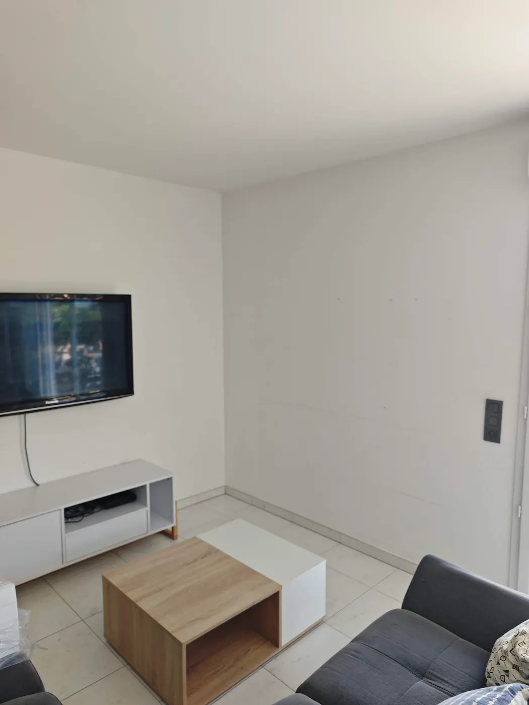 Séjour d’appartement avant la pose d’une climatisation