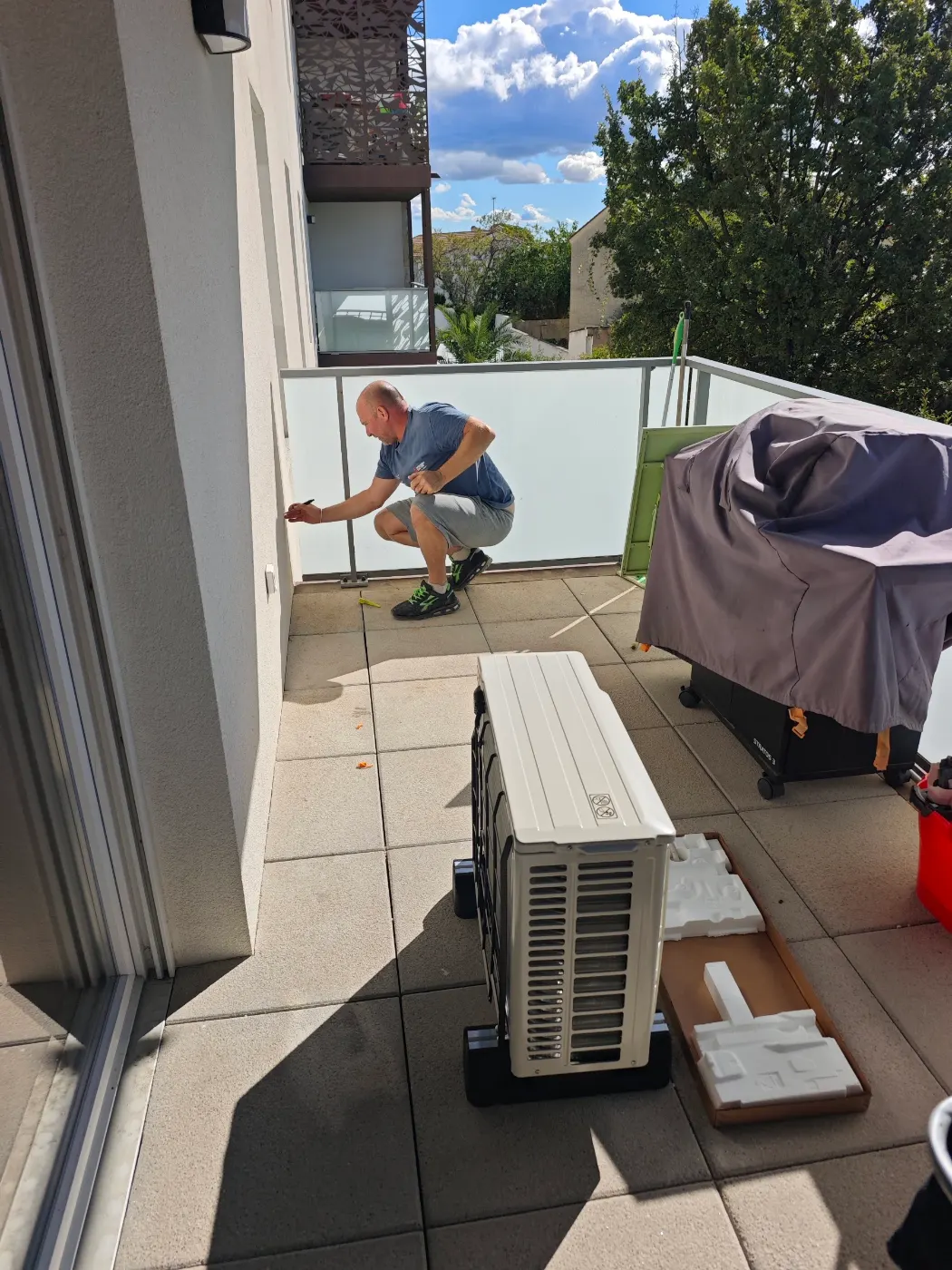 Technicien Solar&Clim préparant la pose d’une climatisation réversible sur une terrasse