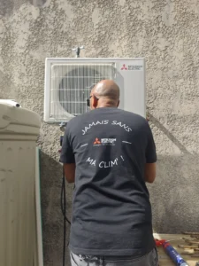Technicien Solar&Clim au travail sur l’unité extérieure Mitsubishi Electric d’une climatisation réversible