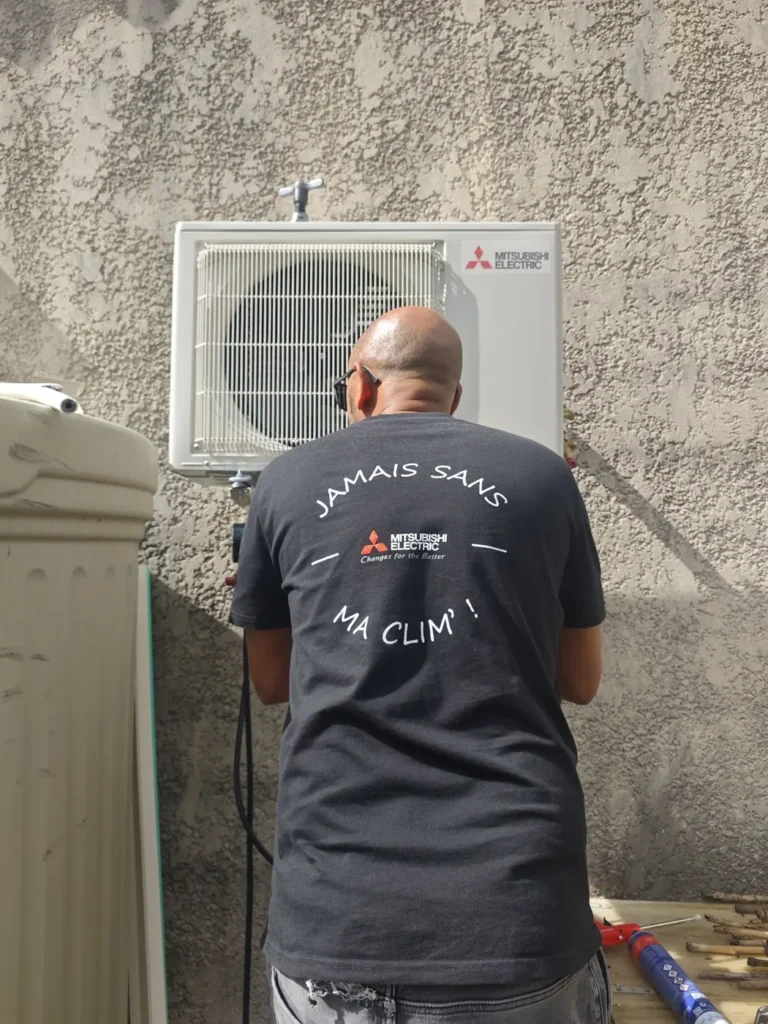 Technicien Solar&Clim au travail sur l’unité extérieure Mitsubishi Electric d’une climatisation réversible