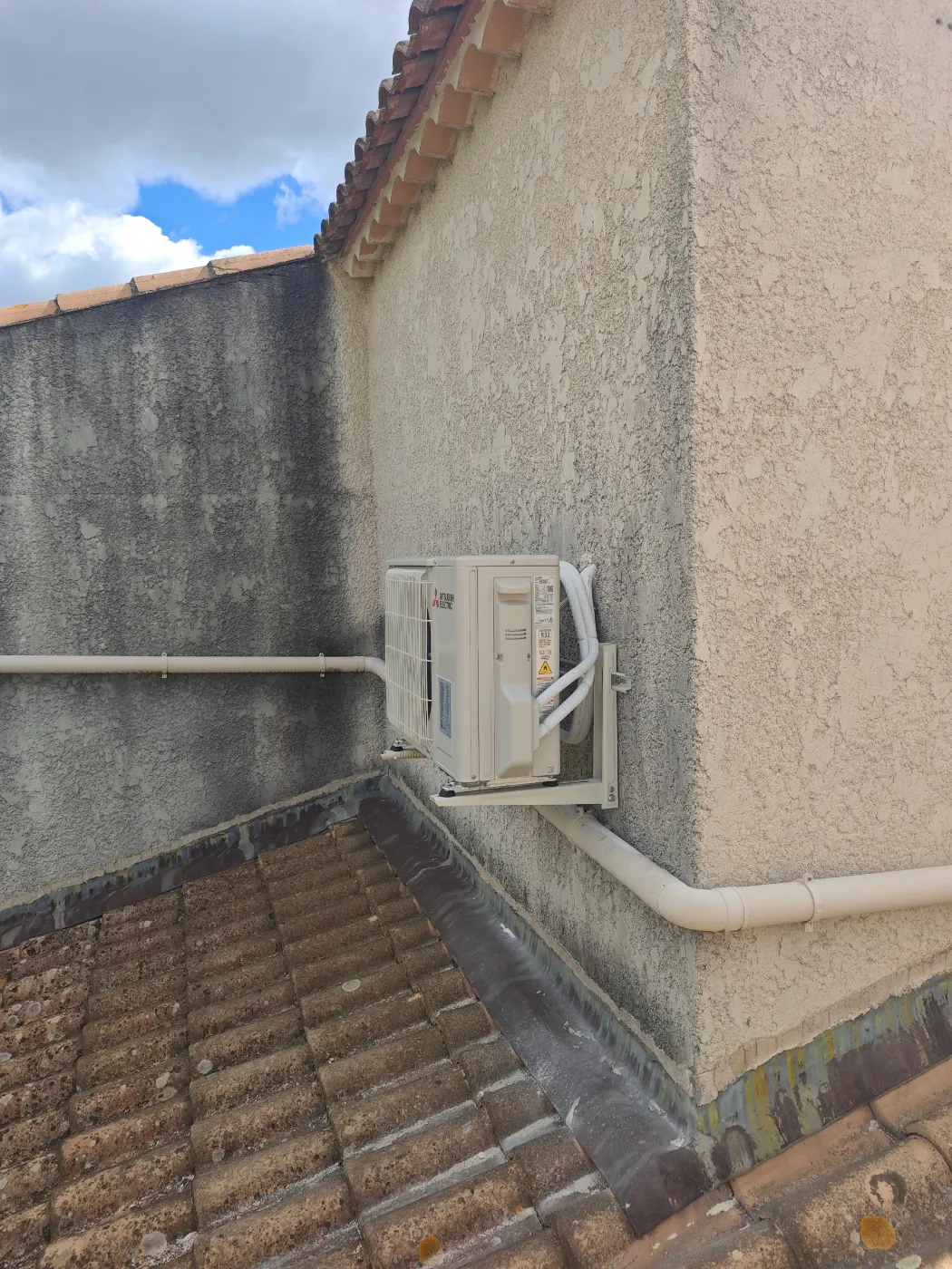 Console murale et liaisons gainées en façade, prêtes à recevoir l’unité extérieure