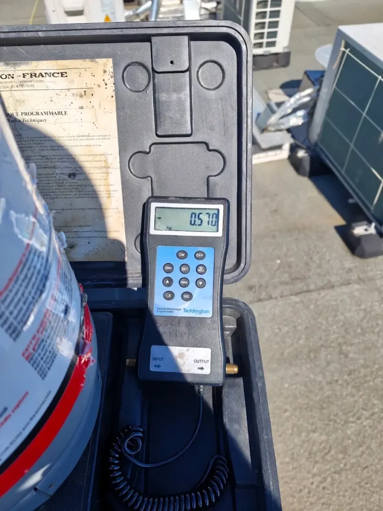 Contrôle de la charge de fluide frigorigène avec une balance électronique sur une toiture technique
