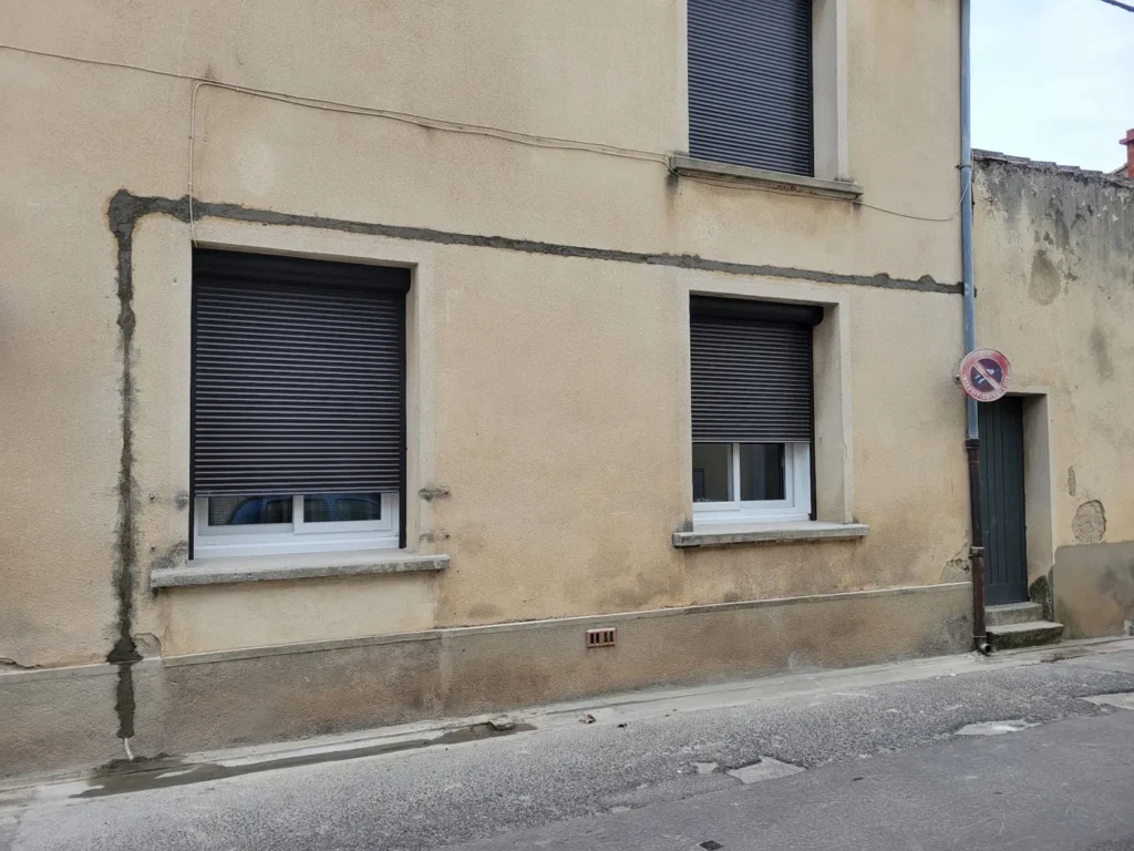 Façade sur rue avec liaisons frigorifiques encastrées et enduites, cas typique de déclaration préalable