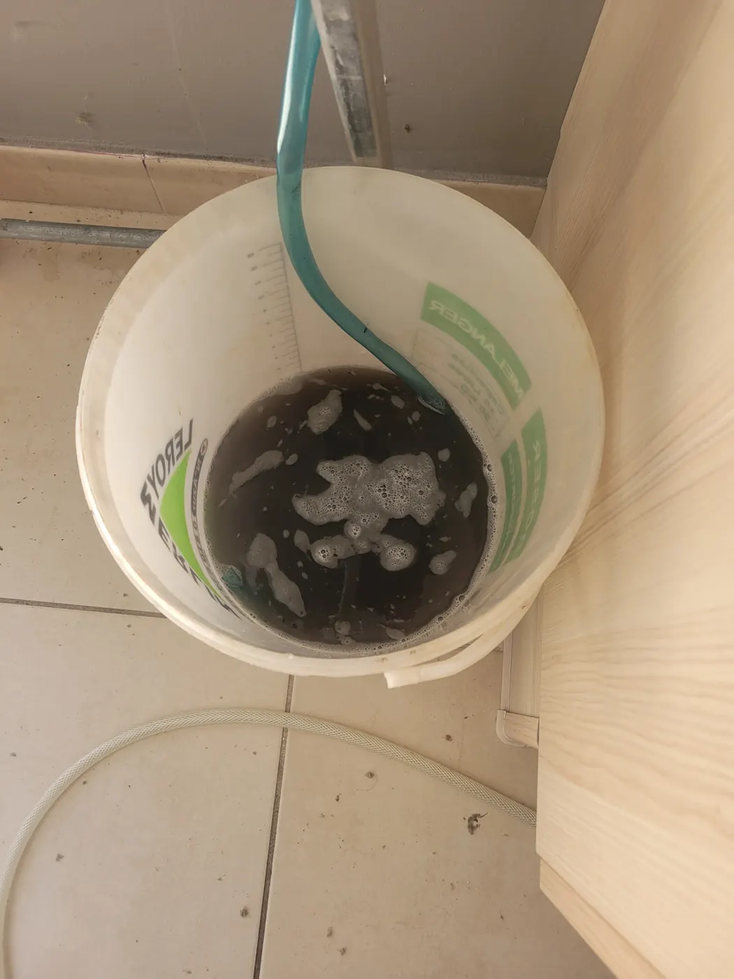 Eau sale évacuée lors d’une intervention de dépannage sur une climatisation