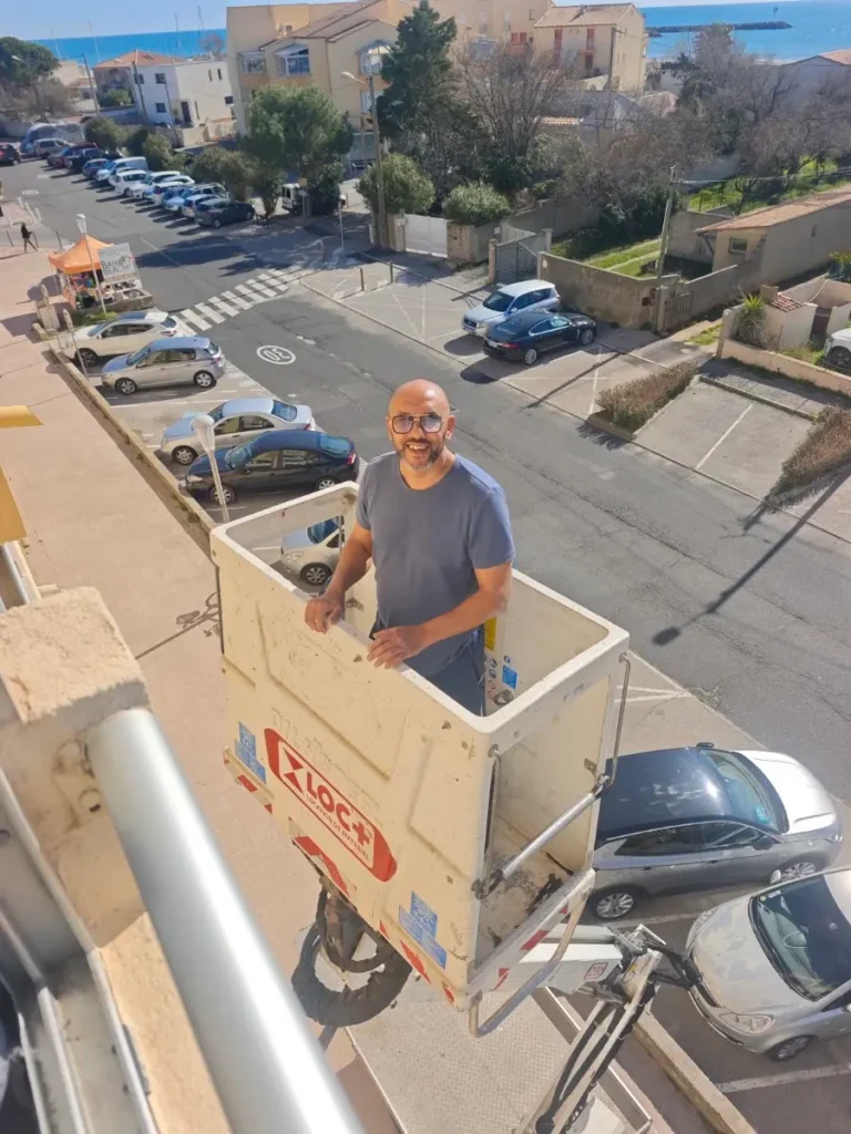 Damien Ochier, frigoriste Solar&Clim, dans une nacelle au-dessus d’une rue en bord de mer