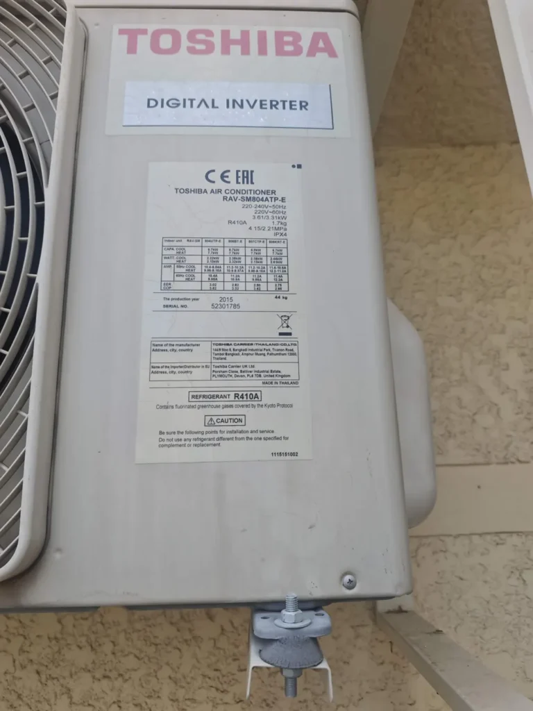 Plaque signalétique d’une unité extérieure Toshiba indiquant le fluide frigorigène et sa charge