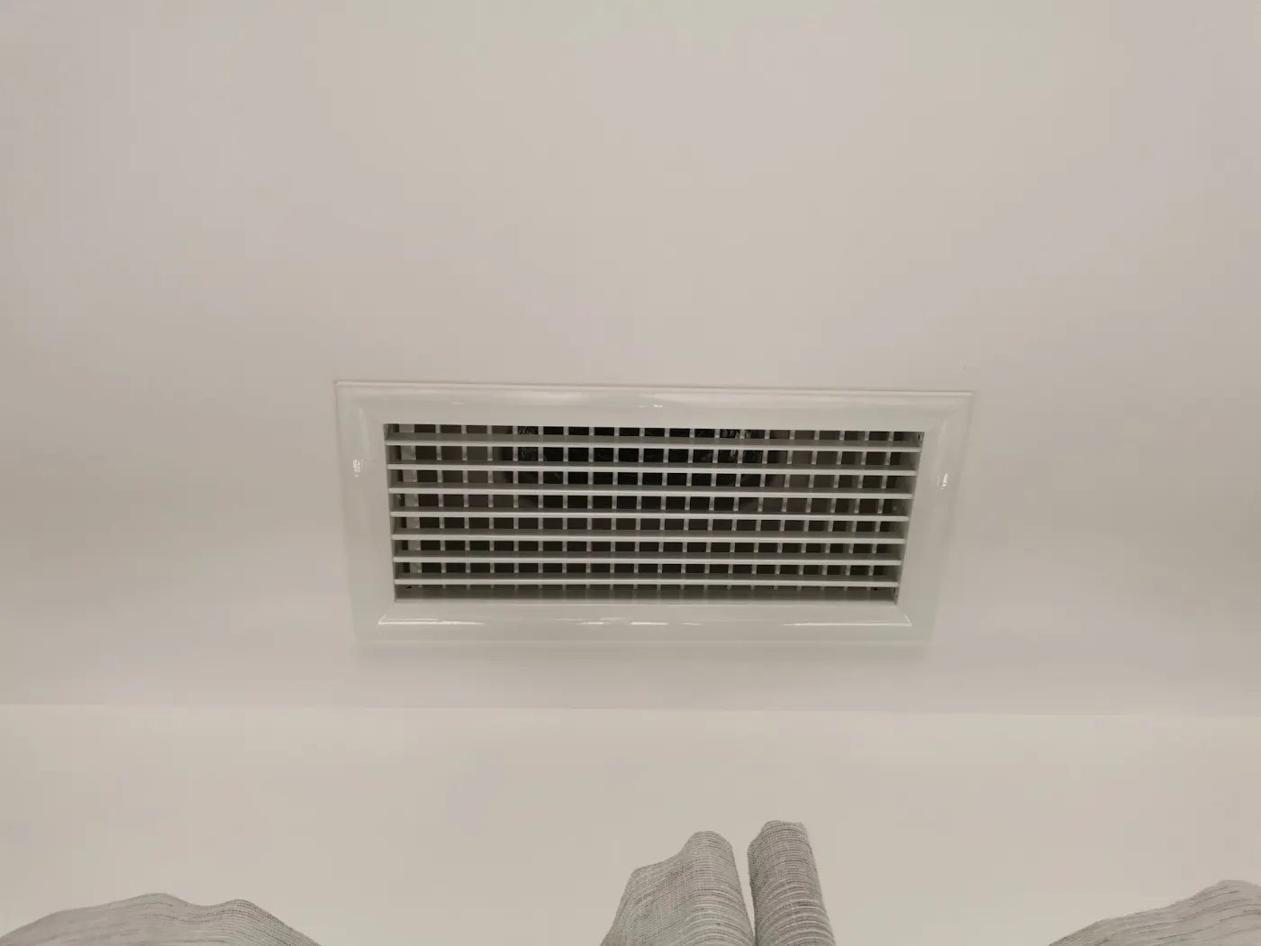 Grille de reprise d’air d’une climatisation encastrée au plafond