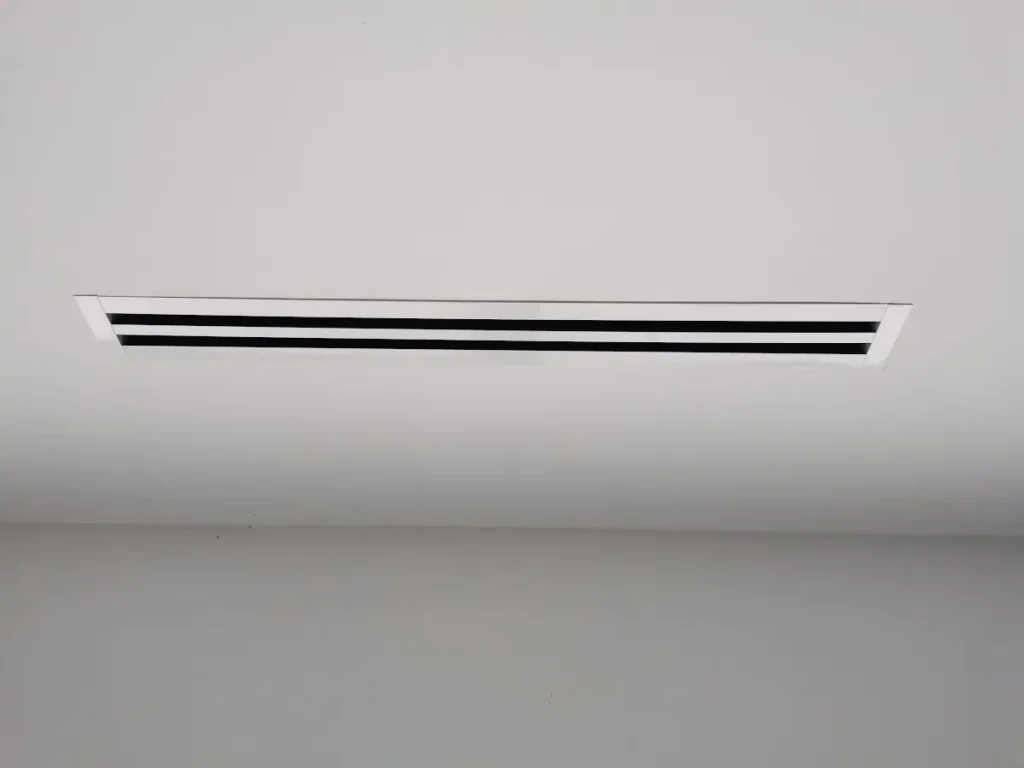 Grille de soufflage linéaire d’une climatisation gainable intégrée au plafond