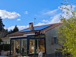 Maison avec panneaux solaires sur la toiture et véranda, dans la région de Montpellier
