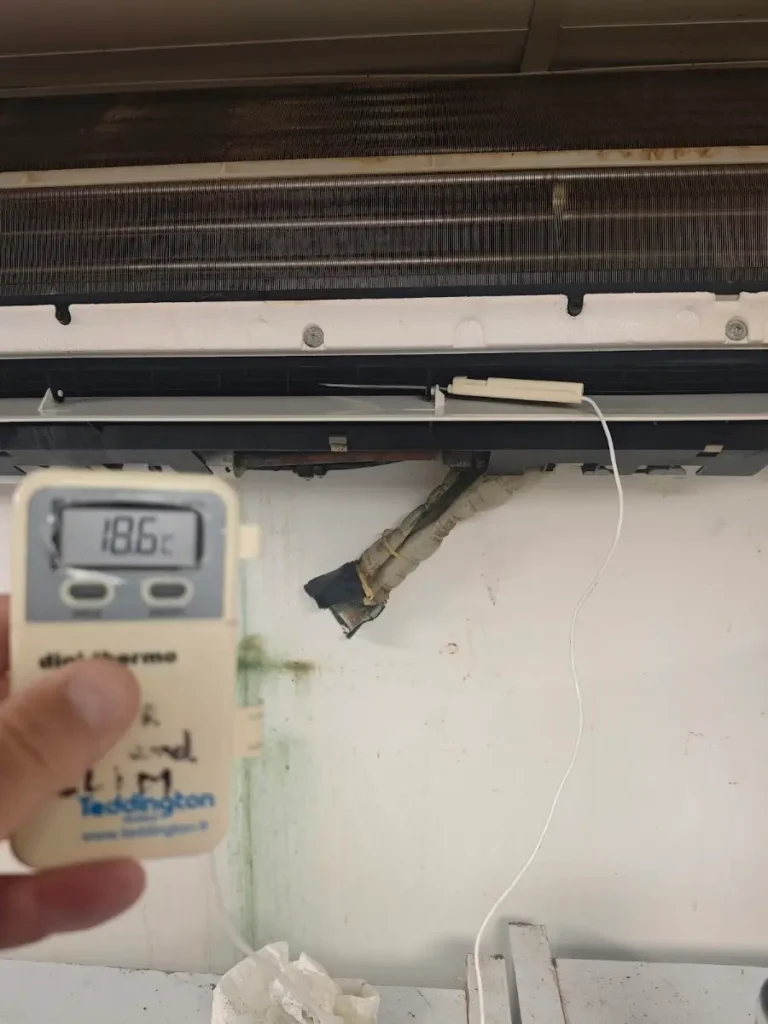 Thermomètre mesurant 18,6 °C à la sortie d’air d’une unité intérieure pendant un diagnostic