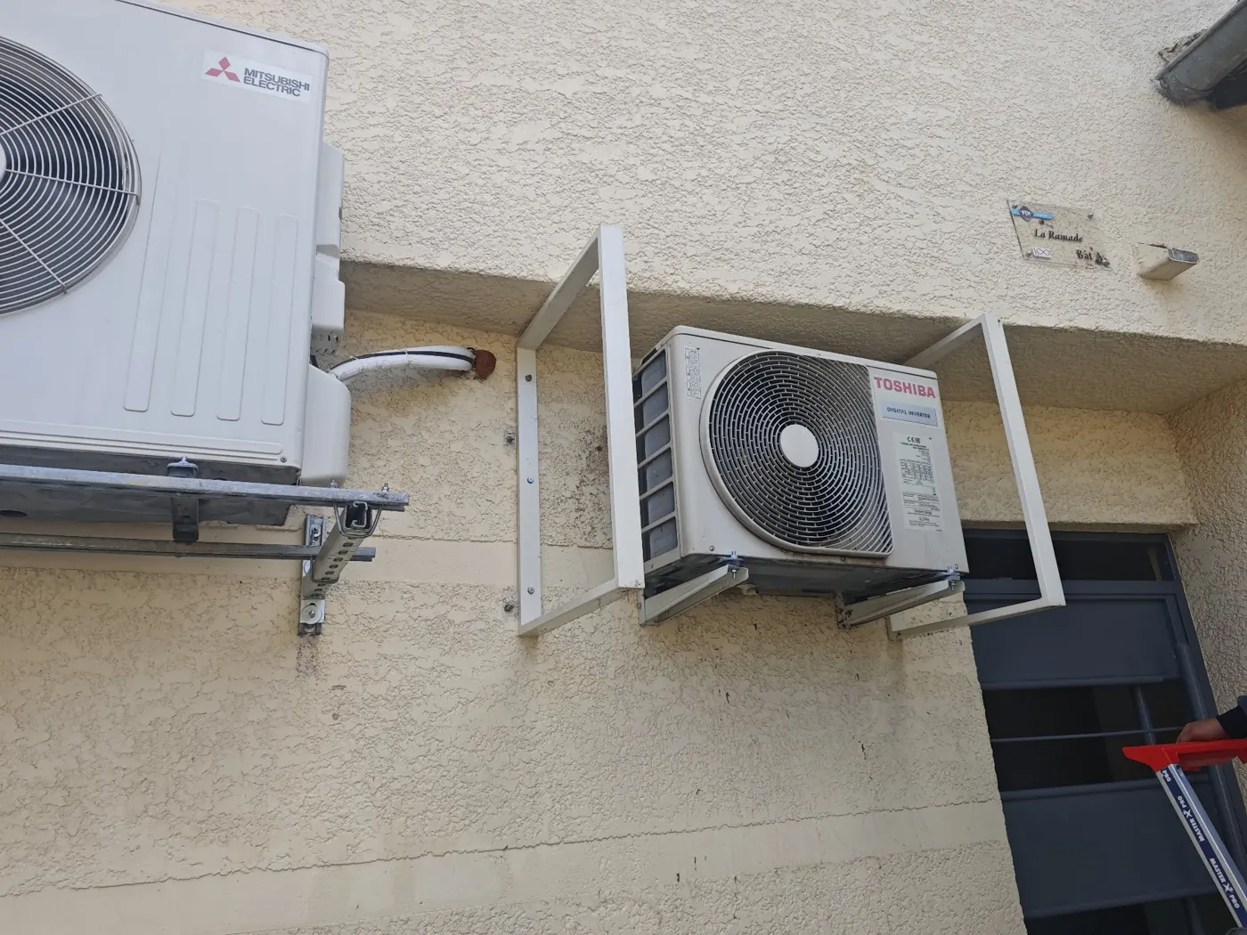 Deux unités extérieures fixées côte à côte sur une façade : monosplit ou multisplit selon le nombre de pièces
