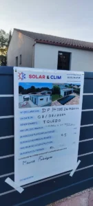 Panneau d’affichage d’une déclaration préalable de travaux sur un chantier Solar&Clim