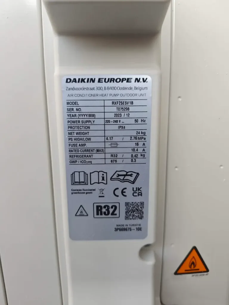 Plaque signalétique d’une unité extérieure Daikin indiquant le fluide frigorigène R32, une charge de 0,42 kg et un PRP de 675