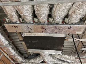 Plénum de soufflage d’une climatisation gainable dans un faux plafond, avec une gaine repérée par pièce