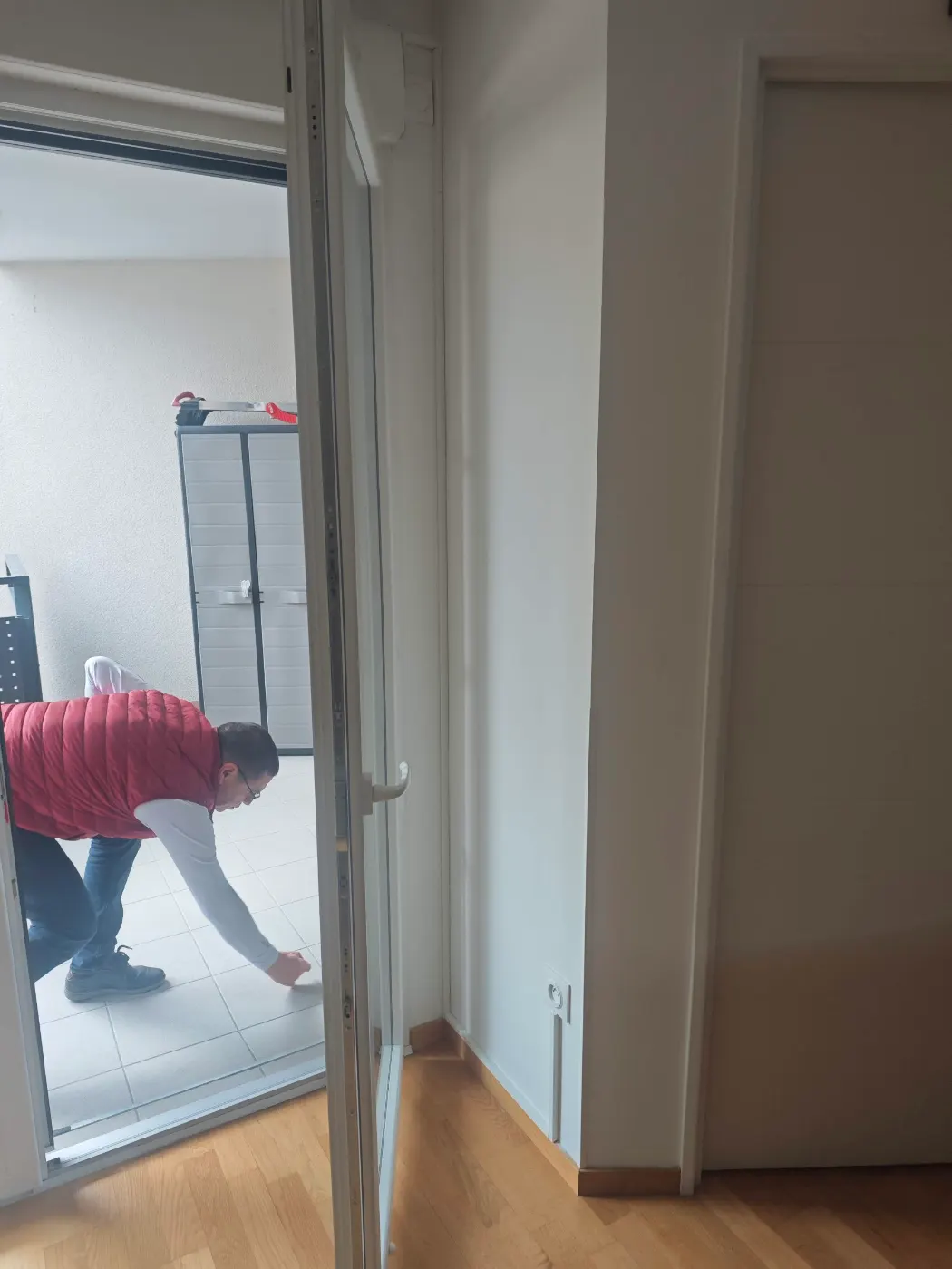 Technicien Solar&Clim au travail au pied d’un mur lors de la pose d’une climatisation