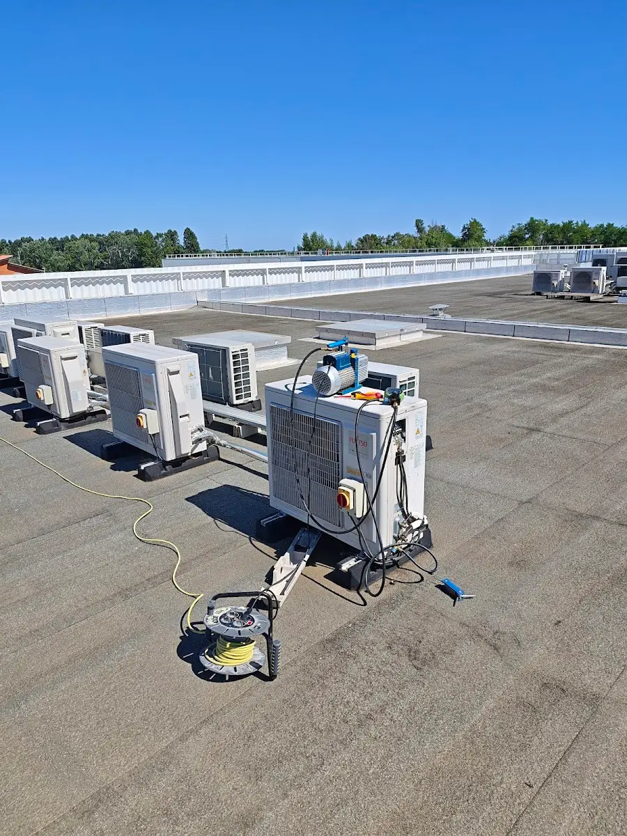 Toiture-terrasse d’un bâtiment professionnel avec plusieurs unités extérieures de climatisation