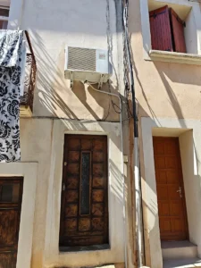 Unité extérieure de climatisation sur la façade d’une maison de ville ancienne, dans une rue étroite