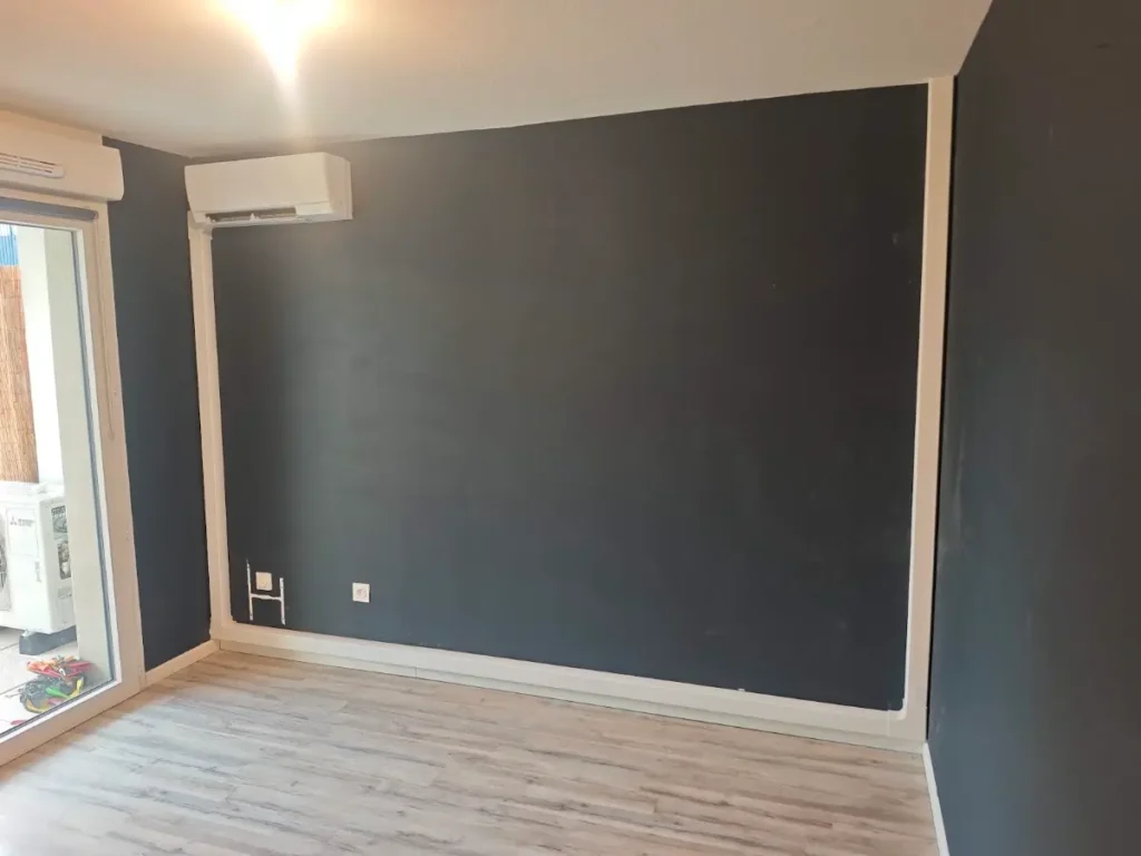 Unité murale de pompe à chaleur air-air dans une chambre, pour chauffer pièce par pièce