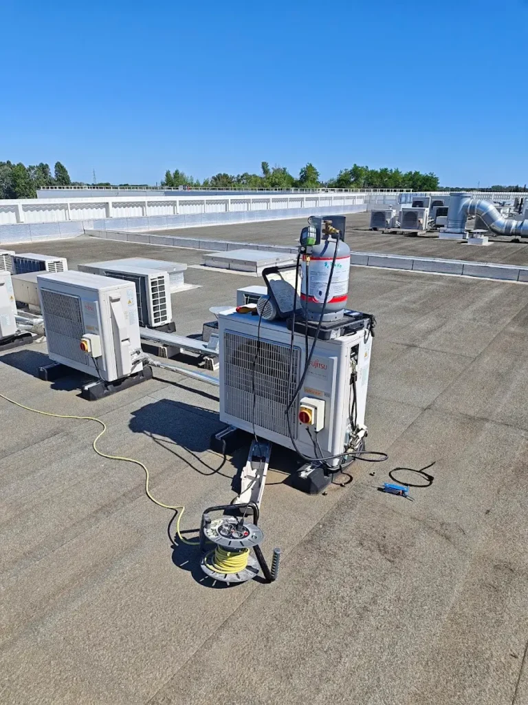 Rangée d’unités extérieures de climatisation sur la toiture d’un bâtiment commercial