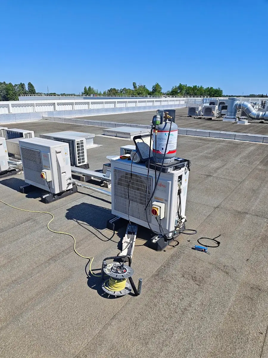 Rangée d’unités extérieures de climatisation sur la toiture d’un bâtiment commercial