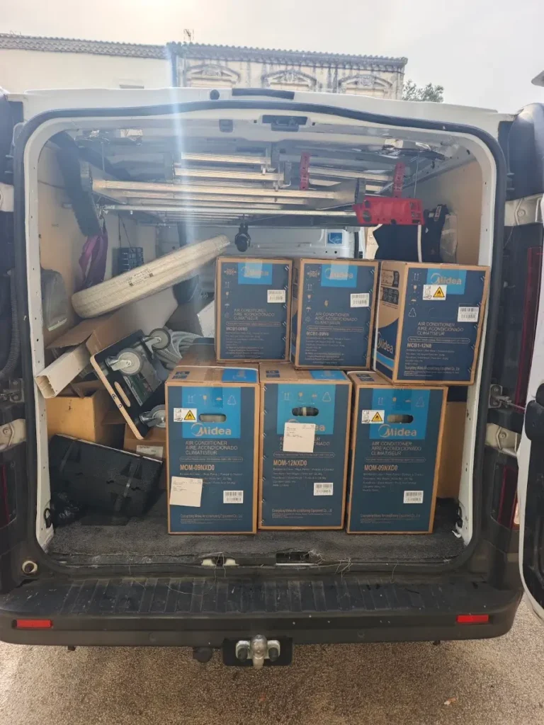 Utilitaire de Solar&Clim chargé des cartons d’unités de climatisation pour un chantier à plusieurs appareils