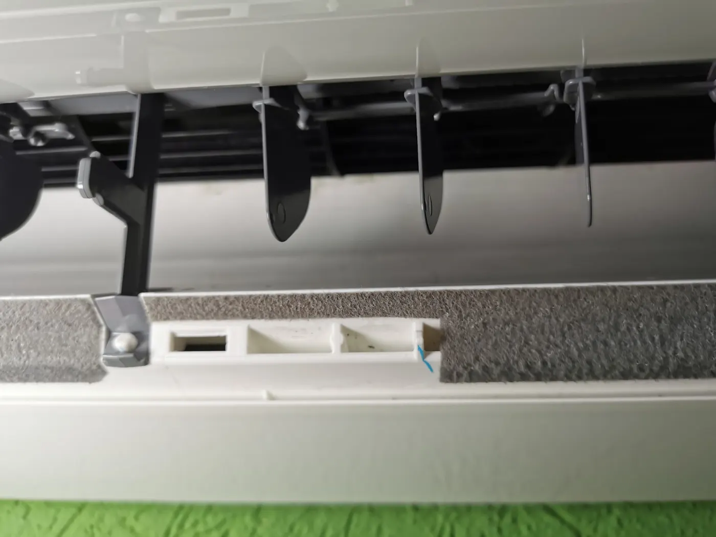 Volets et grille de soufflage d’un split mural, par où sort l’air traité